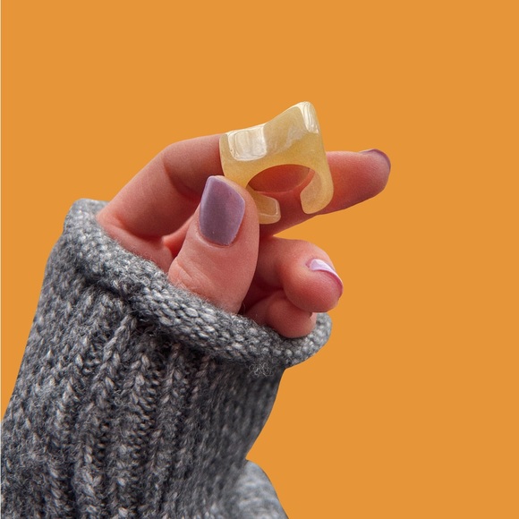 mtbl Jewelry - Cream Chunky Acrylic Ring
